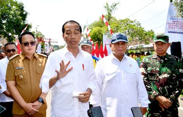 Presiden Joko Widodo usai meresmikan pelaksanaan Inpres Jalan Daerah (IJD) di Kabupaten Madiun, Jawa Timur, Jumat (8/3/2024). 