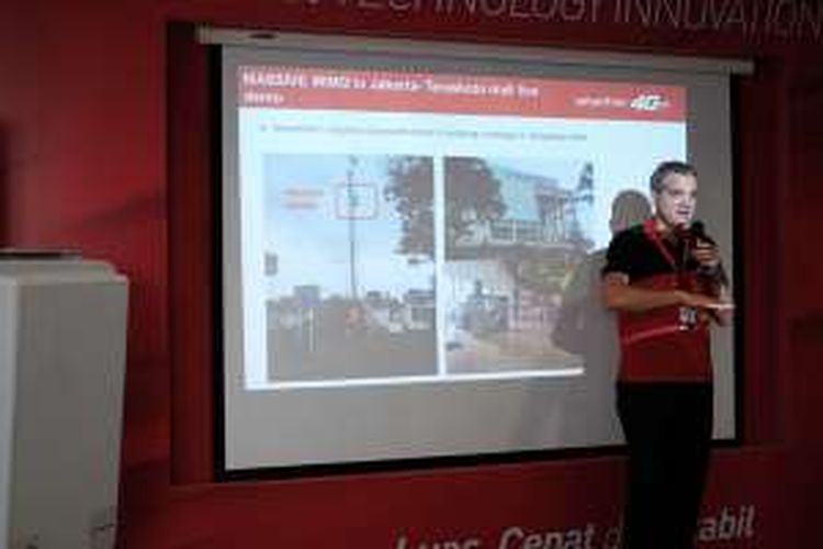 Chief Technology Officer Smartfren, Christian Daigneault, saat berbicara di depan wartawan di BSD, Senin (16/1/2017)
