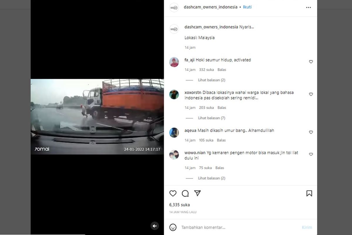 Video tayang di media sosial memperlihatkan pengendara sepeda motor yang berhasil lolos dari maut.
