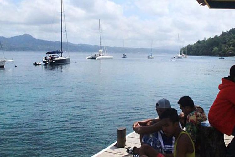 Sejumlah perahu layar yang berpartisipasi dalam Darwin-Ambon Yacht Race and Rally 2015 telah tiba di pesisir Desa Amahusu, Kecamatan Nusaniwe, Kota Ambon, Maluku, Jumat (11/9/2015).