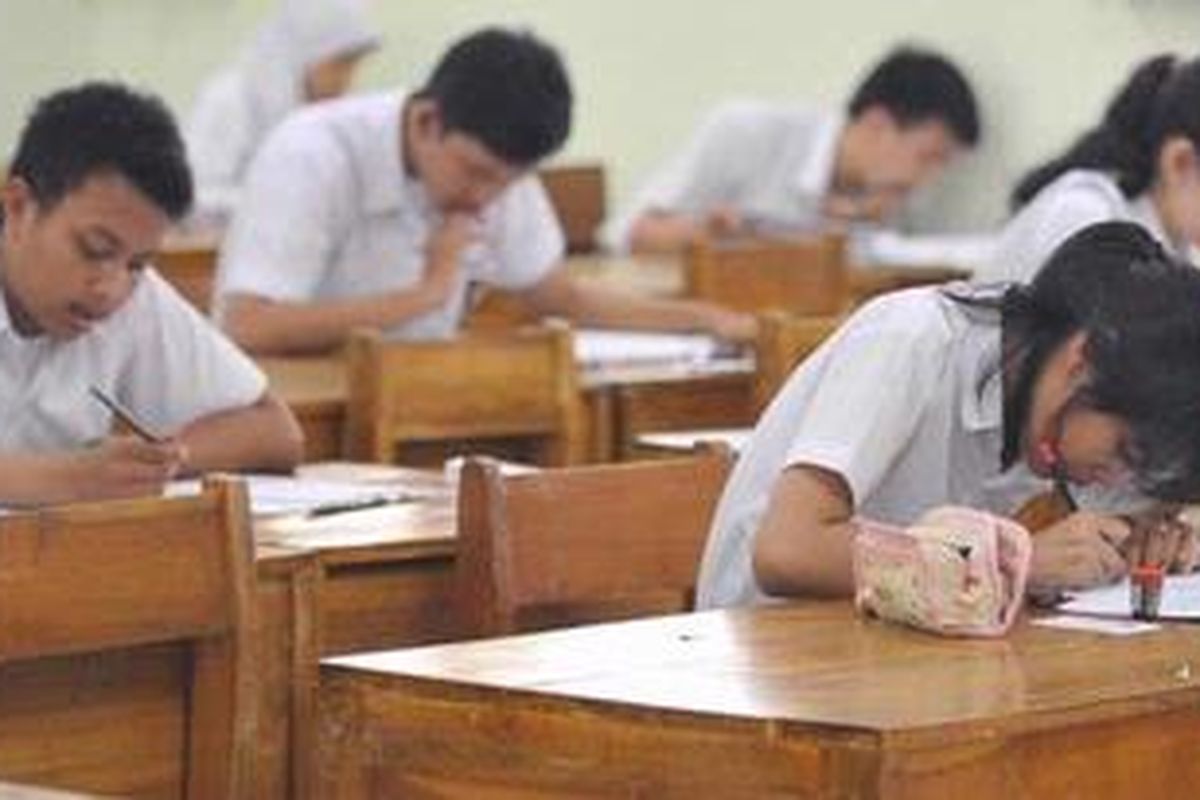 Suasana pelaksanaan ujian nasional hari pertama di SMA Negeri 63 di kawasan Petukangan, Jakarta, Senin (16/4/2012).  