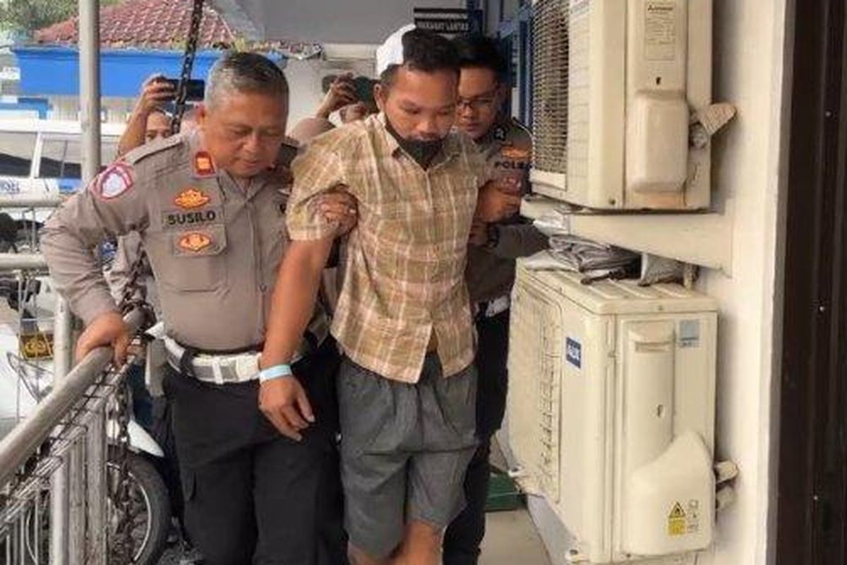 Sopir truk pengangkut galon, Bendi Wijaya digiring ke Polres Bogor Kota, Selasa (11/2/2025). Ia akan diperiksa terkait kecelakaan maut di Gerbang Tol (GT) Ciawi 2 Bogor. 

