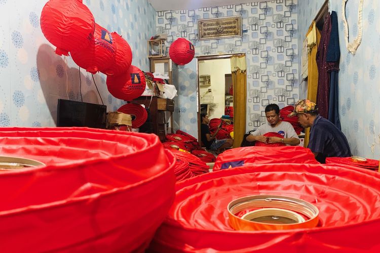 Jelang Tahun Baru Imlek 2025 sejumlah perajin sedang membuat lampion pesanan di Jodipan Kota Malang, Jawa Timur, Selasa (21/1/2025) siang. 