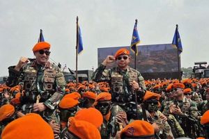 Panglima TNI dan Kapolri Resmi Sandang Brevet Komando Korpasgat, Disuguhi Aksi Pasukan Baret Jingga di Bandung