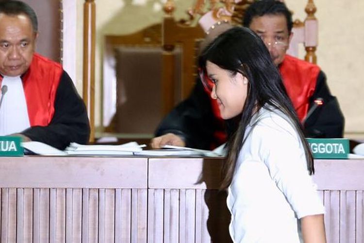 Jessica Kumala Wongso, terdakwa pembunuhan Wayan Mirna Salihin, menjalani sidang dengan agenda putusan di Pengadilan Negeri Jakarta Pusat, Kamis (27/10/2016). Mirna meninggal setelah meminum es kopi vietnam yang dipesan Jessica di Kafe Olivier pada 6 Januari 2016.