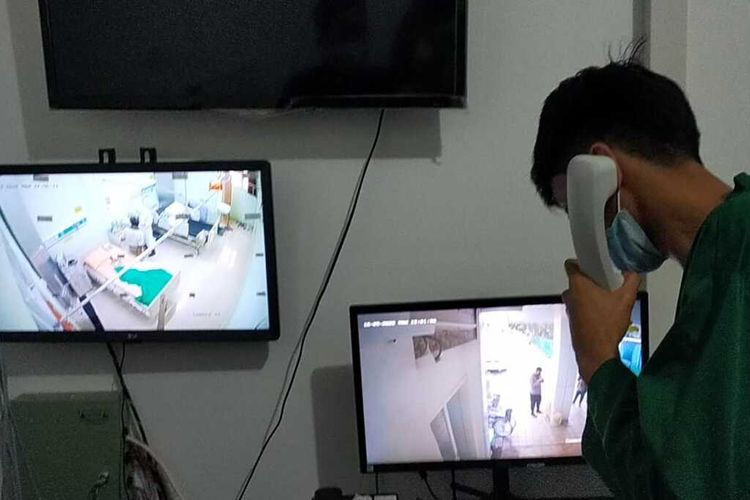 Dibantu Petugas Medis, Pasien Covid-19 di RSUD Kota Mataram Mencoblos Lewat Telpon