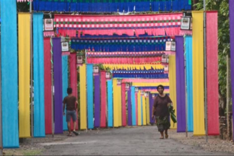 Suasana jalan lingkungan di Dusun Krajan desa Melis Kecamatan Gandusari Trenggalek, dengan hiasan kain aneka warna, Rabu (13/06/2018).