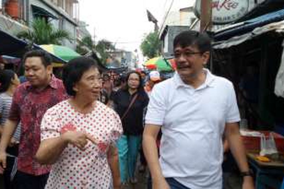 Wakil Gubernur DKI Jakarta Djarot Saiful Hidayat berkeliling di kawasan Petak Sembilan, Glodok, Jakarta Barat, Sabtu (18/6/2016). Di Petak Sembilan, Djarot belanja bahan makanan sekaligus menyapa warga sekitar. 