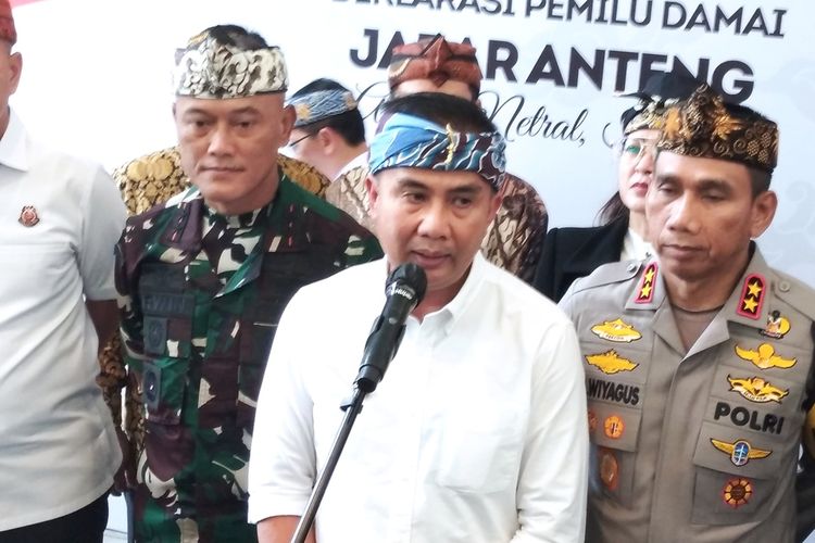 Pj Gubernur Jabar, Bey Machmudin memberikan keterangan kepada awak media usai acara deklarasik Jabar Anteng di Gedung Merdeka, Jalan Asia-Afrika, Kota Bandung, Sabtu (18/11/2023).