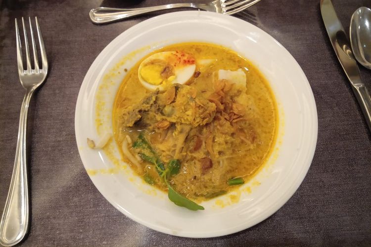 Seporsi laksa betawi kuah kuning di The Sultan Hotel & Residence Jakarta.