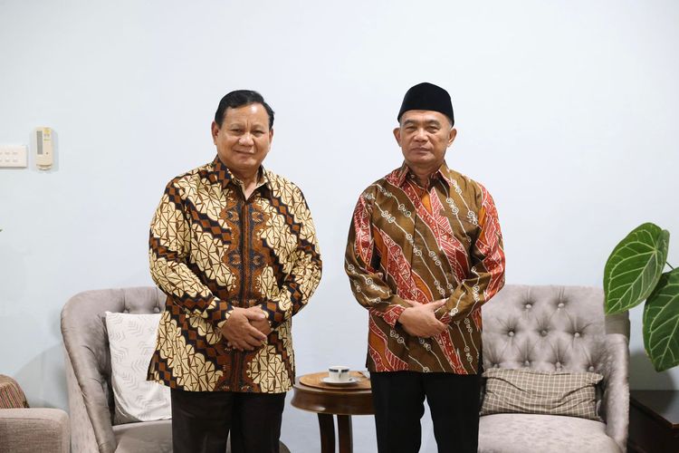 Menko PMK Muhadjir Effendy bertemu dengan Menhan Prabowo Subianto di rumah dinas Menko PMK, Jakarta Selatan, Selasa (25/4/2023). 