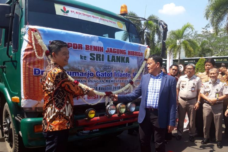 Direktur Jenderal Tanaman Pangan, Kementerian Pertanian Sumarjo Gatot Irianto melepas ekspor benih jagung di Gudang Pabrik Jagung PT. BISI Internasional di Kediri, Kamis (16/8/2018).
