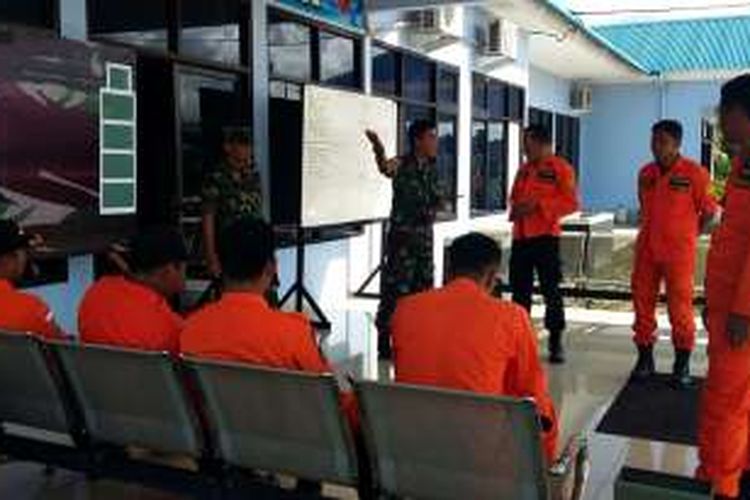 Persiapan tim SAR dari Basarnas Kalimantan Timur dan Kalimantan Utara di Bandara Juata Tarakan dalam upaya pencarian Heli jenis bell 412 dengan nomor penerbangan  HA-5166 yang hilang kontak pada Kamis (24/11/2016) siang.