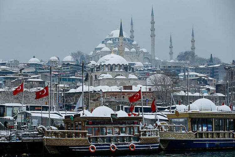Perahu wisata berlabuh di Golden Horn dengan Masjid Suleymaniye di latar belakang di Istanbul pada 24 Januari 2022