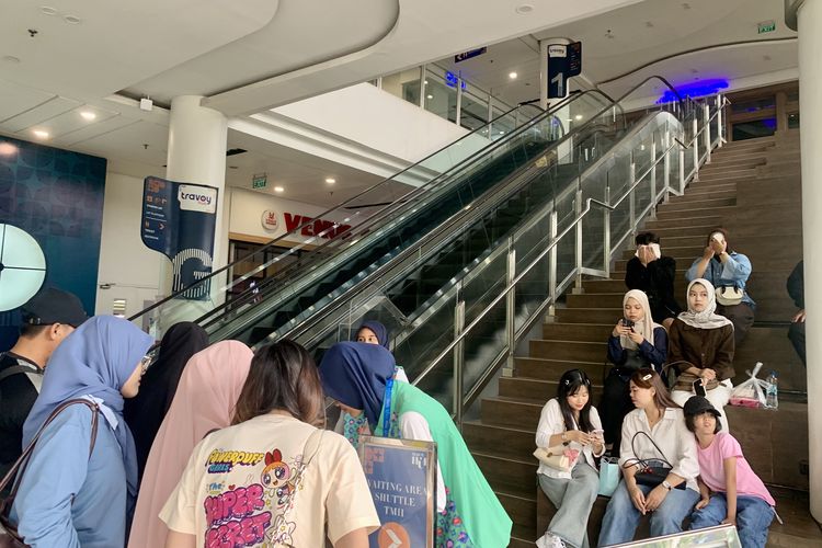 Area tunggu pengunjung Taman Mini Indonesia Indah (TMII) untuk menunggu layanan antar-jemput (shuttle) di Travoy Hub, Minggu (26/4/2026).