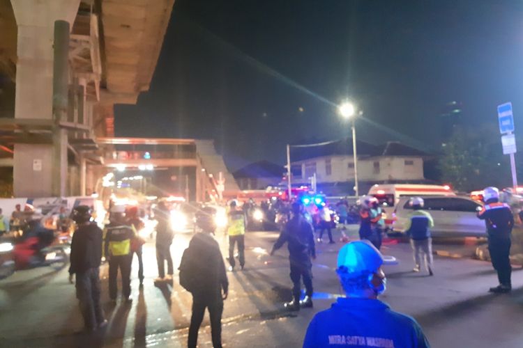 Pengalihan arus sekitar lokasi kebakaran yang terjadi di gedung utama Kejaksaan Agung pada Sabtu (22/8/2020) malam ini.