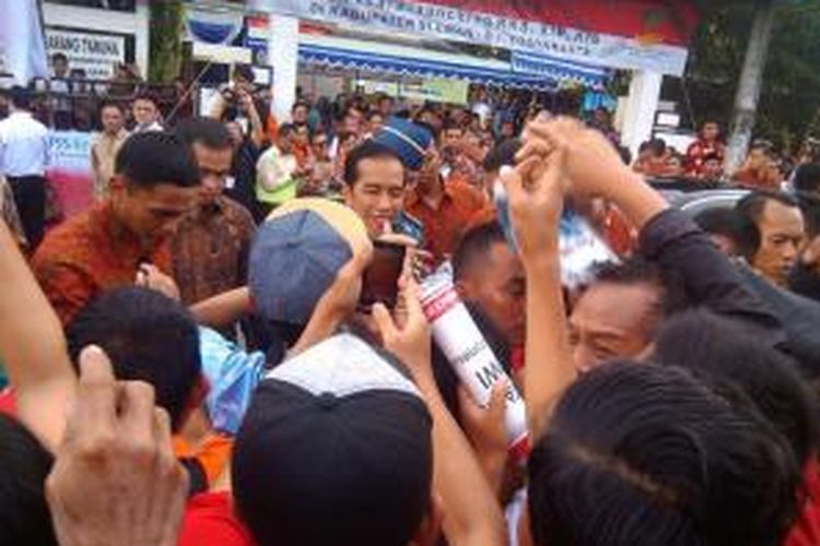 Warga berdesak-desakan untuk bisa bersalaman dengan presiden Joko Widoo