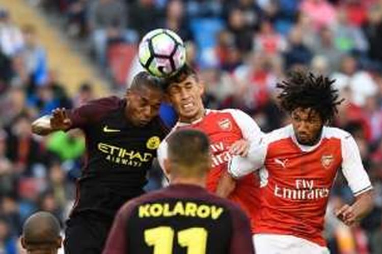 Fernando dan Gabriel berduel di udara saat Manchester City dan Arsenal beruji coba di Gothenberg, Minggu (7/8/2016). 