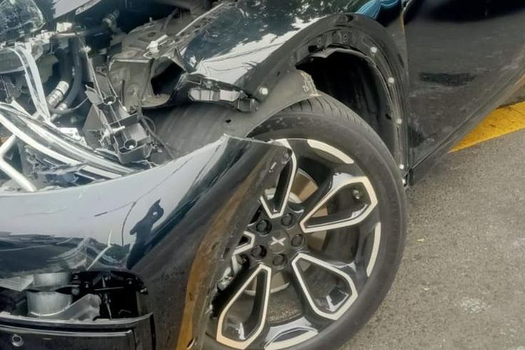 Mobil Boks dan Xpeng Tabrakan di Taman Menteng Jakpus, Tak Ada Korban Jiwa