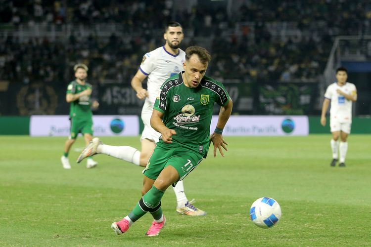 Pemain Persebaya Surabaya Miguel Pereira berhasil melewati pemain Port FC saat laga ketiga babak penyisihan Grup B Piala Presiden 2026 dengan skor 2-1 di Stadion Gelora Bung Tomo Surabaya, Sabtu (1/8/2026) malam.