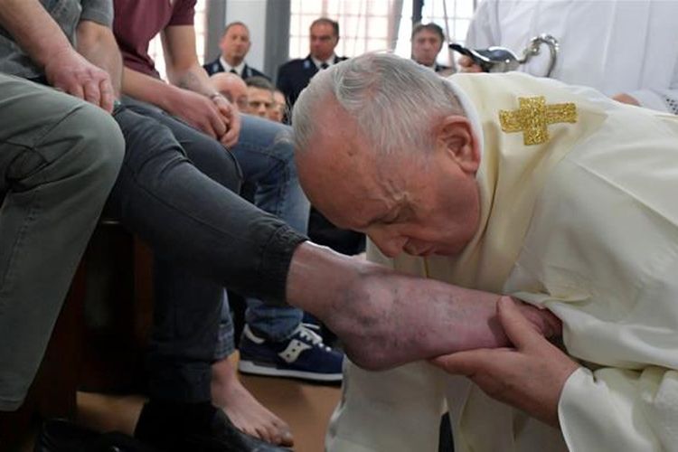 Paus Fransiskus ketika membasuh dan mencium salah satu kaki narapidana di Penjara Velletri, Roma, dalam perayaan Kamis Putih (18/4/2019).