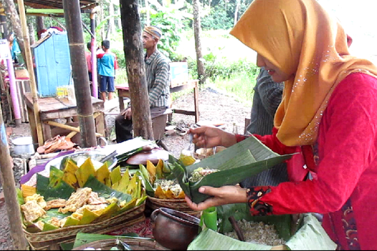 Seorang pedagang sedang menyiapkan nasi thiwul di Pasar Dhoplang