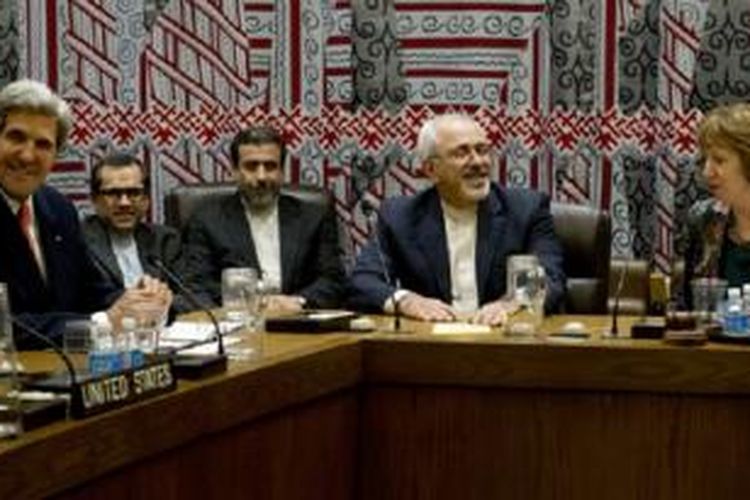 Menlu AS, John Kerry, (kiri) dan Menlu Iran Javad Zarif, kedua dari kanan pada perundingan September lalu