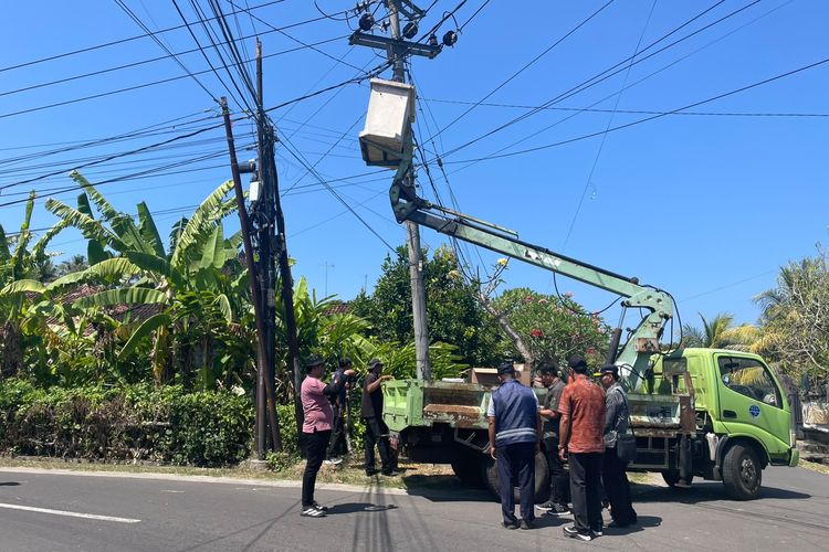 Bebaskan Desa dari Kegelapan, Bupati Jembrana Targetkan 20 Lampu PJU Mati Kembali Menyala