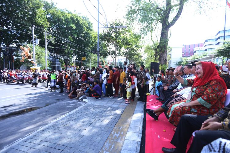 Wali kota Semarang menyaksikan Festival Ogoh-Ogoh. 