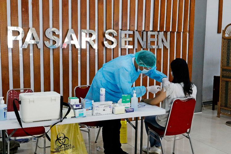 Ada sejumlah stasiun yang menyediakan vaksinasi gratis, termasuk salah satunya Stasiun Pasar Senen, Jakarta.