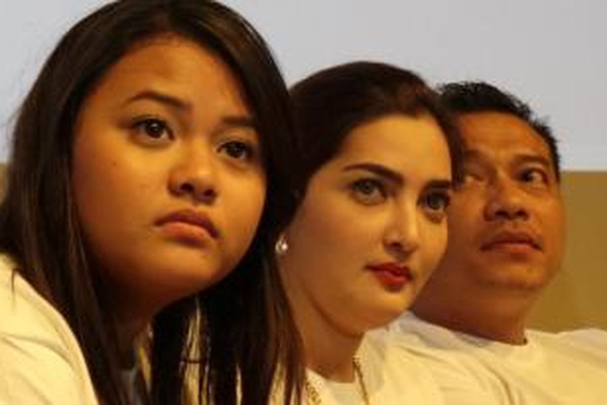 Titania Aurelie Nurhermansyah atau Aurel, Ashanty Siddik, dan Anang Hermansyah (dari kiri ke kanan) hadir dalam acara press screening film Romantini di XXI Plaza Indonesia, Jakarta Pusat, Senin (7/10/2013). 