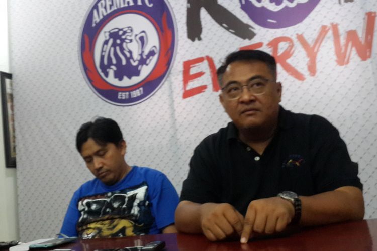 General Manager Arema FC, Ruddy Widodo (kanan) saat konferensi pers di Kantor Arema FC, Rabu (26/9/2018)