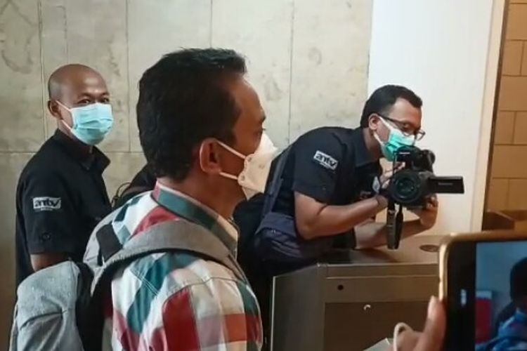 Kepala Lembaga Pemasyarakatan (Kalapas) Kelas 1 Tangerang Victor Teguh Prihartono menghadiri pemeriksaan yang dijadwalkan penyidik Polda Metro Jaya, Selasa (14/9/2021).