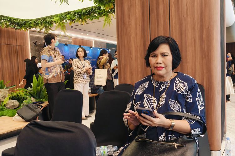 Rosemi salah satu pasien yang merasakan teknologi CUVIS Robotic Surgical Assistant, sistem bedah robotik mutakhir asal Korea Selatan yang dirancang khusus untuk prosedur Total Knee Replacement (TKR) bagi pasien osteoarthritis (OA) stadium lanjut di Siloam Hospital Surabaya. 