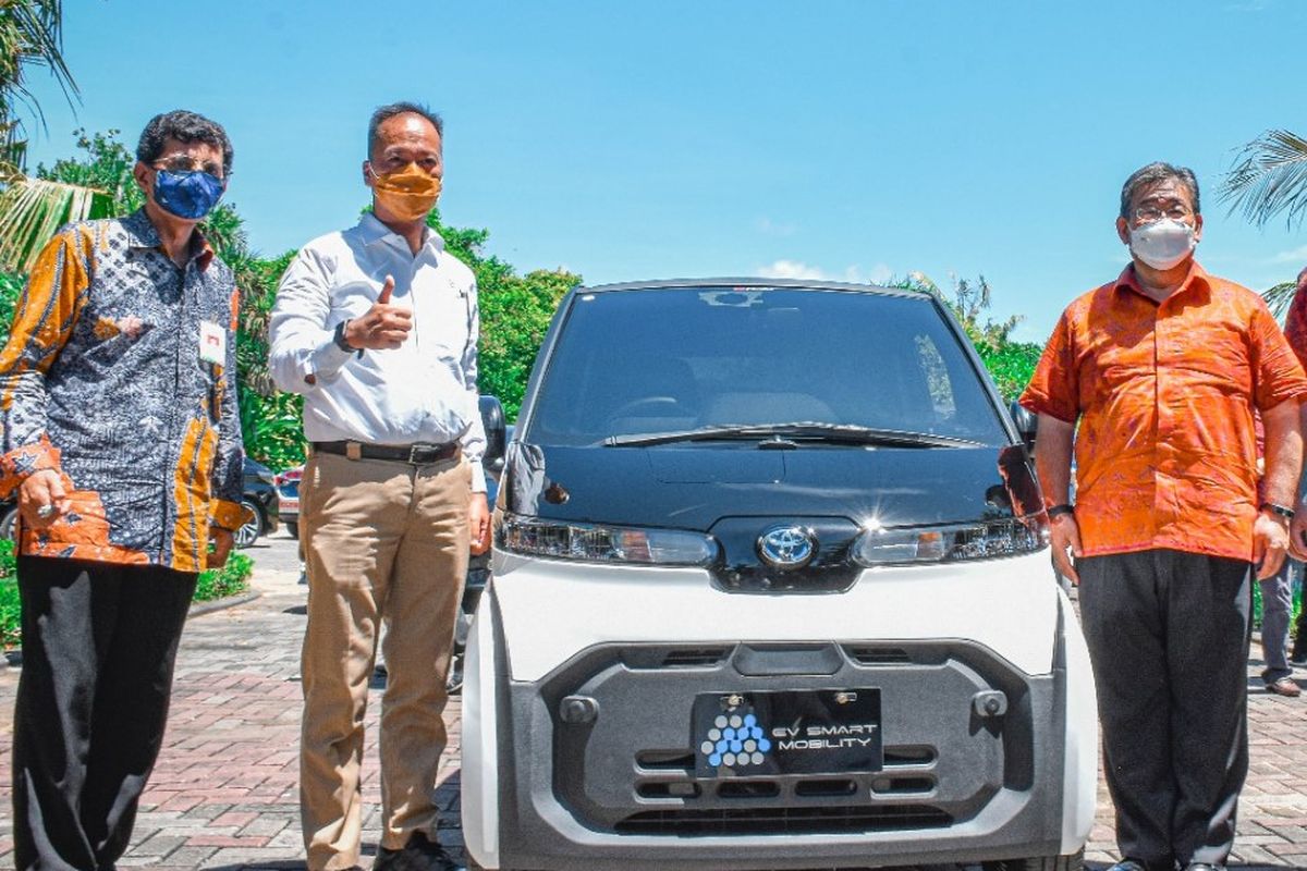 Menteri Perindustrian Agus Gumiwang Kartasasmita resmikan kendaraan listrik buatan Toyota di Nusa Dua, Bali, Rabu (31/3/2021).