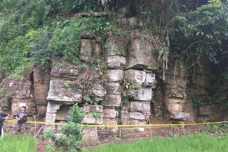Batu Susun Rompe berada di Desa Sukaraharja, Kecamatan Lumbung, Kabupaten Ciamis.