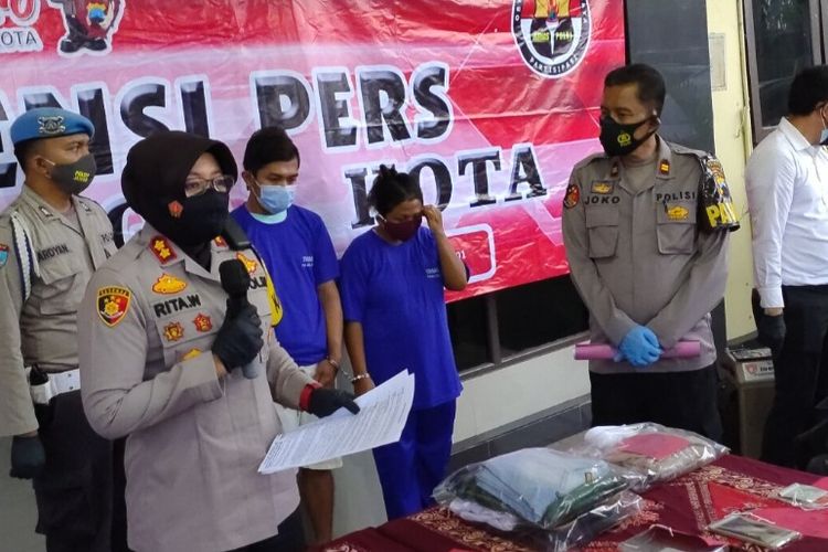 Kapolres Tegal Kota AKBP Rita Wulandari menggelar konferensi pers ungkap kasus pencurian sepeda motor dengan menghadirkan dua tersangka di Mapolres Tegal Kota, Senin (14/12/2020)