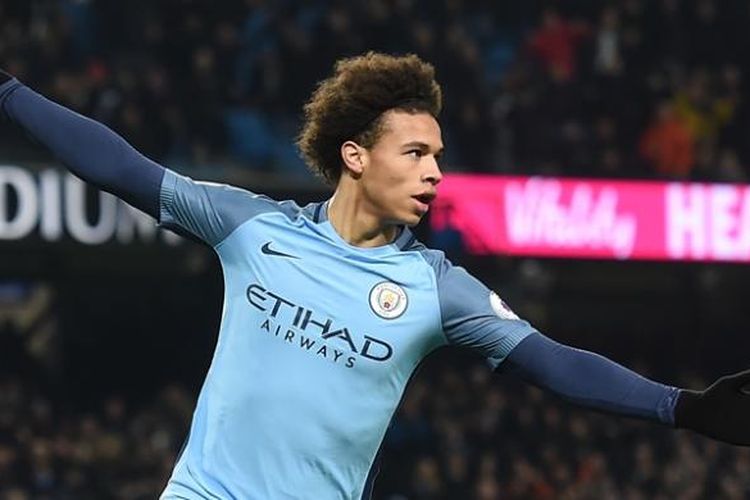 Gelandang Manchester City, Leroy Sane, melakukan selebrasi setelah mencetak gol ke gawang Tottenham Hotspur dalam pertandingan Premier League di Stadion Etihad, Manchester, Sabtu (21/1/2017).