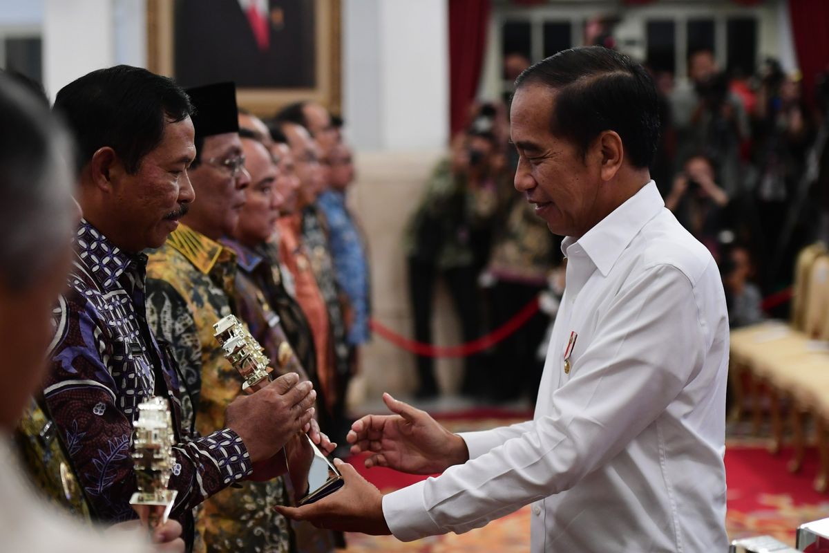 Penjabat (Pj) Gubernur Jawa Tengah (Jateng) Nana Sudjana saat menerima penghargaan Tim Pengendali Inflasi Daerah (TPID) Awards 2024 dari Presiden Joko Widodo dalam acara Rapat Koordinasi Nasional Pengendalian Inflasi Tahun 2024 di Istana Kepresidenan, Jakarta, Jumat (14/6/2024)