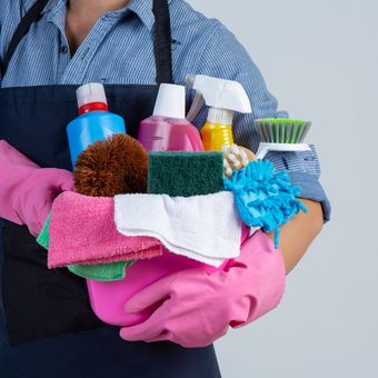 Ilustrasi membersihkan rumah, produk pembersih