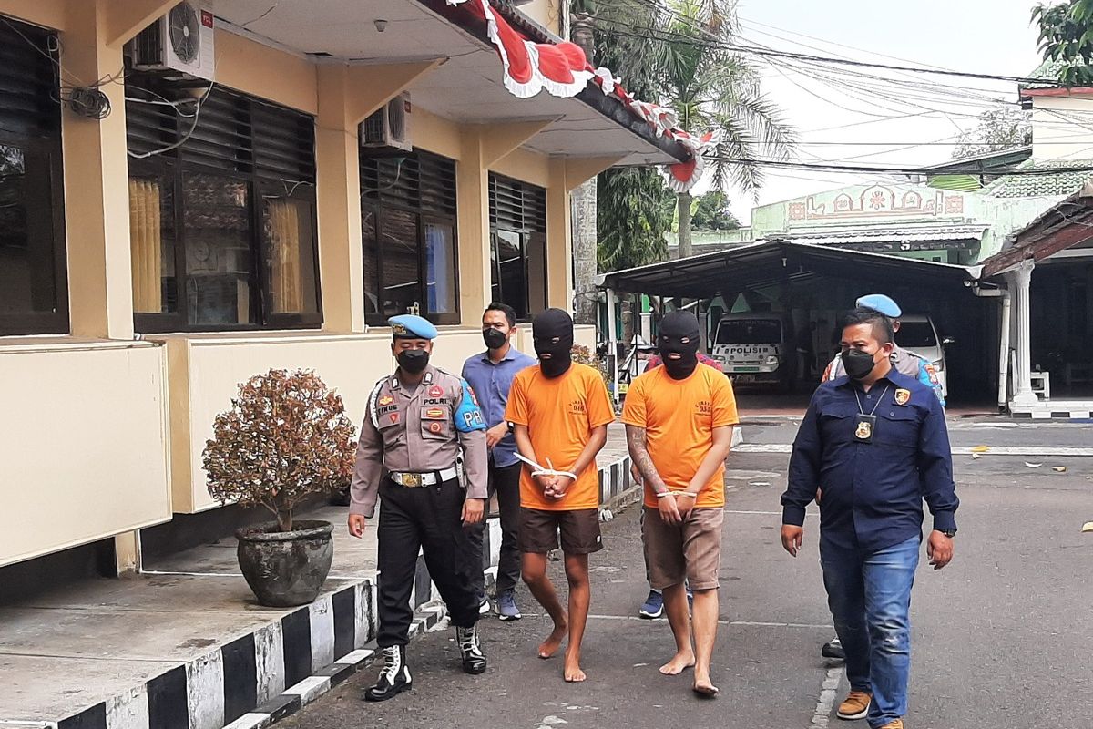 Dua orang pelaku pengeroyokan atau penganiayaan Tri Fajar Firmansyah yakni inisial FDAP (26) warga Sleman dan AC (24) warga Bantul saat dihadirkan dalam jumpa pers di Mapolres Sleman