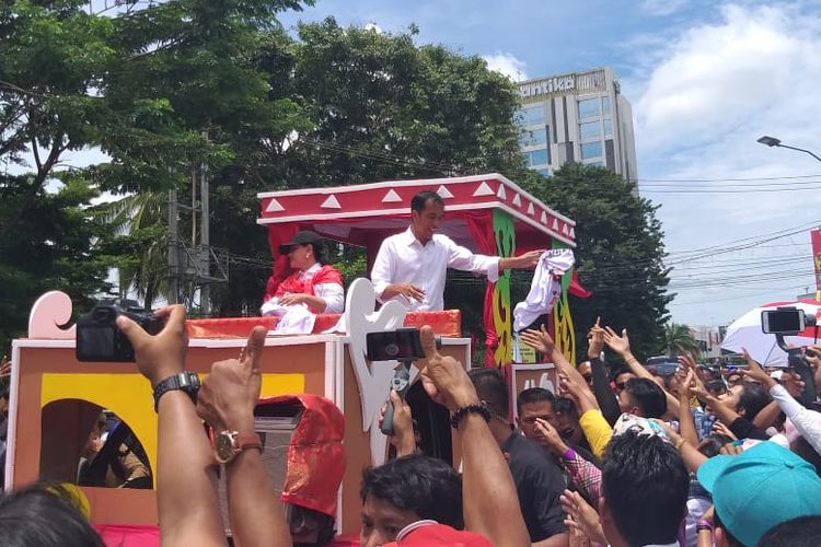 Calon Presiden nomor urut 01 Joko Widodo saat menaiki perahu hias ketika menghadiri kampanye di Palembang, Sumatera Selatan, Selasa (2/4/2019).