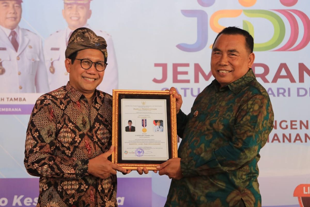 Bupati Jembrana I Nengah Tamba bersama Menteri Desa, Pembangunan Daerah Tertinggal dan Transmigrasi (Mendes PDTT) Abdul Halim Iskandar meluncurkan program Jembrana Satu Data Dari Desa (JSDDD) di Gedung Mendopo Kesari Negara, Selasa (20/9/2022).
