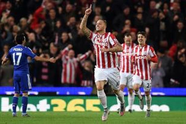 Penyerang Stoke City, Marko Arnautovic (depan) bersama rekan-rekannya melakukan selebrasi usai membobol gawang Chelsea pada lanjutan Premier League di Stadion Britannia, Sabtu (7/11/2015) waktu setempat.