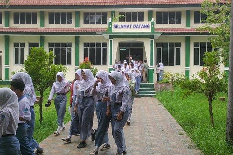 Ratusan siswa kelas XII SMAN 7 Cirebon bersama orangtua mereka menggelar aksi protes di halaman sekolah karena tak bisa daftar SNPMB 2025, Senin (3/2/2025). 
