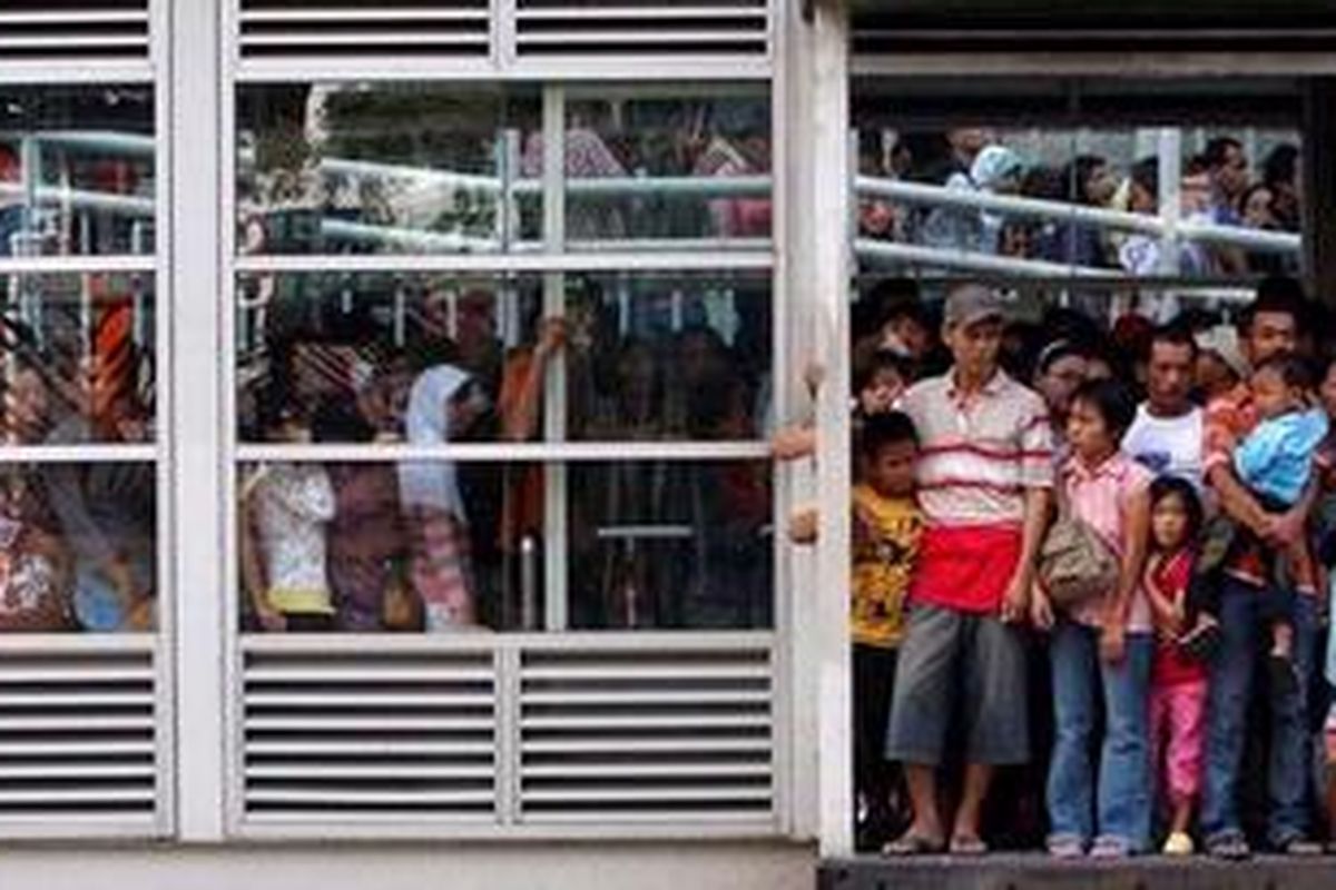 Penumpang bus transjakarta terlihat memadati Halte Dukuh Atas 2, Jakarta, Minggu (28/6/2009). Sebagian besar dari mereka adalah calon penumpang yang akan mengunjungi kebun binatang Ragunan. Akibat kepadatan ini calon penumpang harus rela menunggu lebih dari dua jam hingga bisa terangkut.