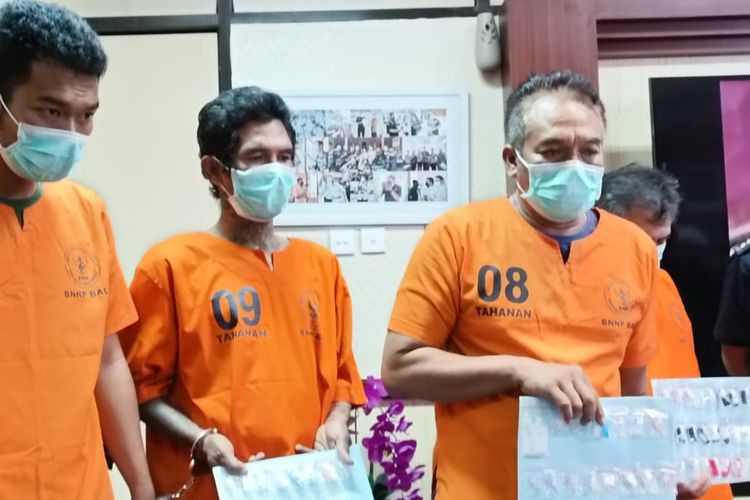 Para tersangka saat menunjukkan barang bukti di kantor BNNP Bali di Jalan Kamboja, Denpasar pada Selasa (31/5/2022). Kompas.com/ Yohanes Valdi Seriang Ginta