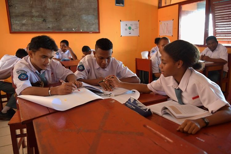 Bantuan dana biaya operasional sekolah (BOS) yang diberikan oleh Kemendikbudristek dinilai mampu membantu proses pembelajaran di beberapa sekolah di seluruh pelosok Indonesia. 