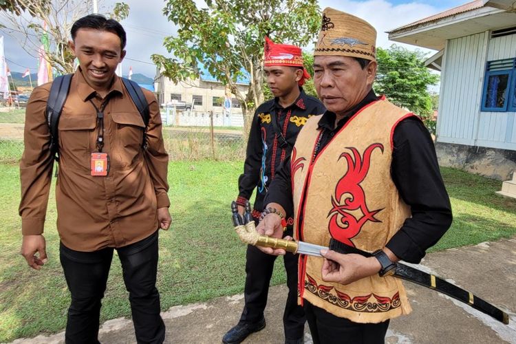 Dalam upacara HUT ke-78 RI, Gubernur Kaltara mengenakan baju khas Dayak Lundayeh Bakad Talun, dan senjata khas Lundayeh bernama pelepet (parang panjang).