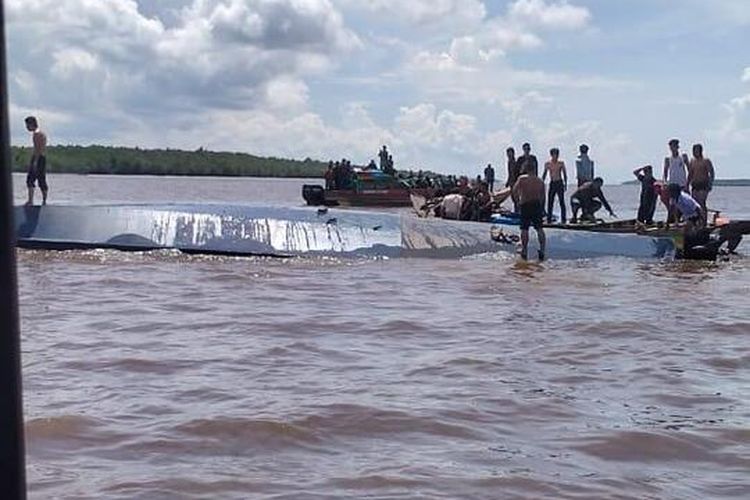 Proses evakuasi penumpang kapal SB Evelyn Calisca yang tenggelam di perairan Kabupaten Indragiri Hilir, Riau, Kamis (27/4/2023)